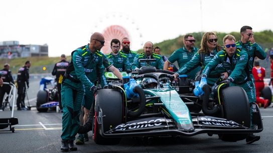 Los mecánicos, con el Aston Martin